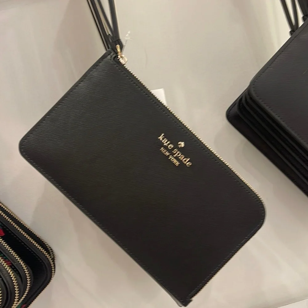 Kate Spade Lucy Medium L-Zip Wristlet
COLOR:
Black (Non Glitter)
NWT - Picture 4 of 16